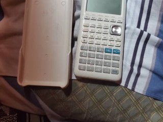 calculatrice-graphique-haut-de-gamme-en-excellent-etat-comme-neuve-sur-yawaaye