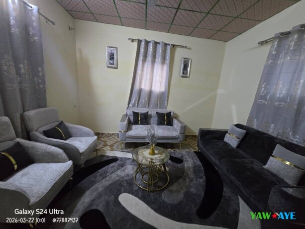 canape-chic-et-pratique-salon-moderne-peu-utilise-a-saisir-sur-yawaaye-big-1