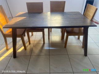 table-a-manger-en-bois-pour-6-personnes-elegante-et-en-excellent-etat