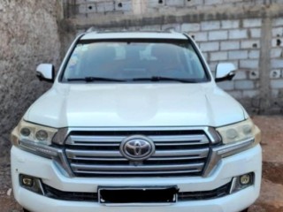 toyota-prado-v8-blanc-robust-comfortable-suv-for-sale-in-djibouti