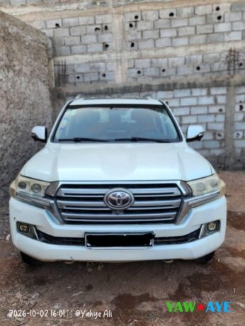 toyota-prado-v8-blanc-robust-comfortable-suv-for-sale-in-djibouti-big-1