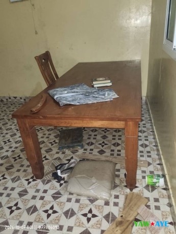 table-a-manger-doccasion-avec-3-chaises-style-et-confort-a-petit-prix-sur-yawaaye-big-0