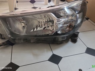 paires-de-phares-avant-toyota-hilux-2021-etat-comme-neuf-sur-yawaaye