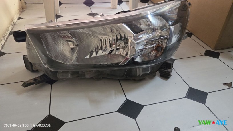 paires-de-phares-avant-toyota-hilux-2021-etat-comme-neuf-sur-yawaaye-big-1