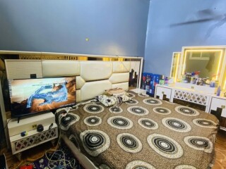 chambre-a-coucher-elegante-lit-double-armoire-coiffeuse-tout-inclus