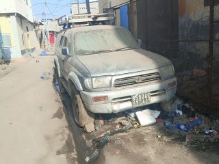 toyota-4runner-vehicule-tout-terrain-robuste-en-bon-etat
