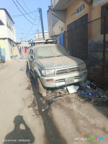 toyota-4runner-vehicule-tout-terrain-robuste-en-bon-etat-big-0