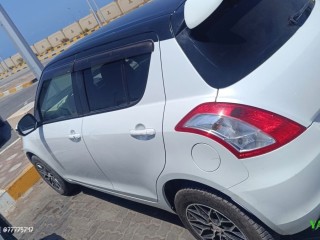 suzuki-swift-5-portes-citadine-urbaine-au-design-bicolore