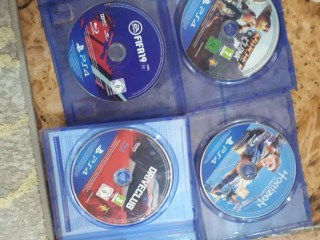 console-playstation-4-en-bon-etat-avec-4-jeux-video-inclus