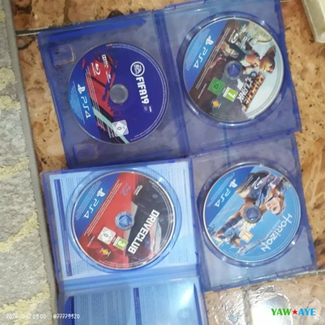 console-playstation-4-en-bon-etat-avec-4-jeux-video-inclus-big-0