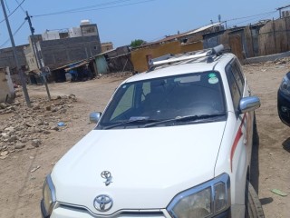 toyota-probox-blanche-vehicule-pratique-et-economique