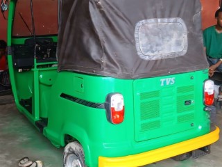 bajaj-tvs-3-roues-vert-ideal-pour-le-transport-et-le-commerce
