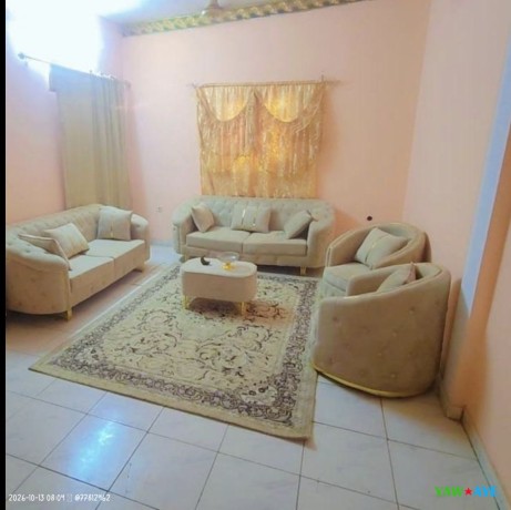salon-complet-avec-tapis-neuf-le-tout-en-excellent-etat-big-1