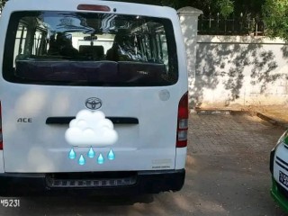 minibus-2023-en-tres-bon-etat-ideal-pour-le-transport-de-personnes