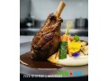 chef-de-cuisine-experimente-dans-differentes-specialites-culinaires-small-1