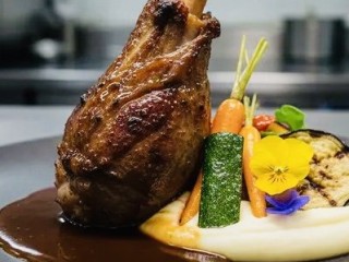 chef-de-cuisine-experimente-dans-differentes-specialites-culinaires