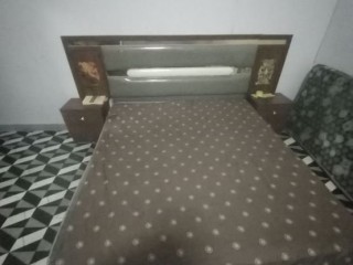 meuble-de-couchage-pour-chambre-a-coucher-en-excellent-etat