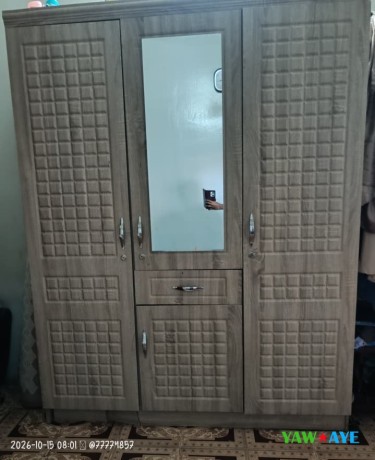 armoire-grande-et-moderne-en-excellent-etat-big-1