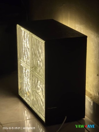 table-decorative-avec-eclairage-led-faite-main-en-bon-etat-big-1