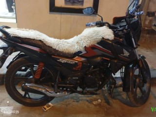 moto-neuve-a-vendre-economique-et-confortable-a-conduire