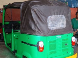 bajaj-tvs-3-roues-vert-essence-economique-pour-transport-et-commerce
