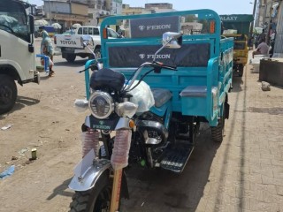 moto-bajaj-tricycle-neuf-avec-remorque-et-toit-integre