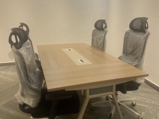 ensemble-salle-de-reunion-table-en-bois-clair-et-4-chaises-ergonomiques-neuves
