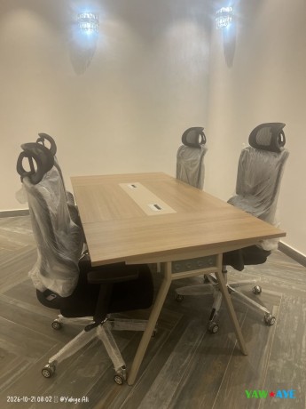 ensemble-salle-de-reunion-table-en-bois-clair-et-4-chaises-ergonomiques-neuves-big-0