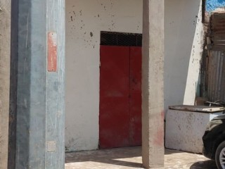 local-commercial-bien-situe-sur-route-principale-a-hayabley-pk12