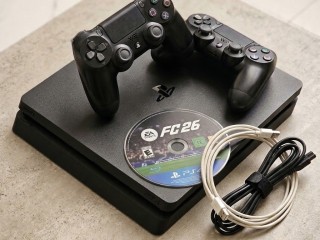 console-ps4-slim-avec-2-manettes-officielles-et-jeu-ea-sports-fc-26