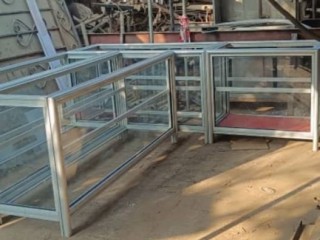 vitrine-en-aluminium-et-verre-transparent-pour-boutique-polyvalente